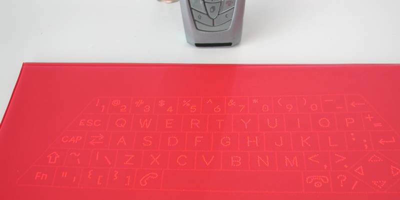 CeBIT: Erstes Mobiltelefon mit integrierter Laser-Tastatur