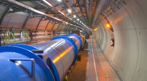 Supraleitende Magnete im Tunnel. Die Magnete kr�mmen den Teilchenstrahl (Foto: CERN)