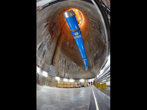 Ein Magnet wird in den Tunnel hinabgelassen (Foto: CERN)