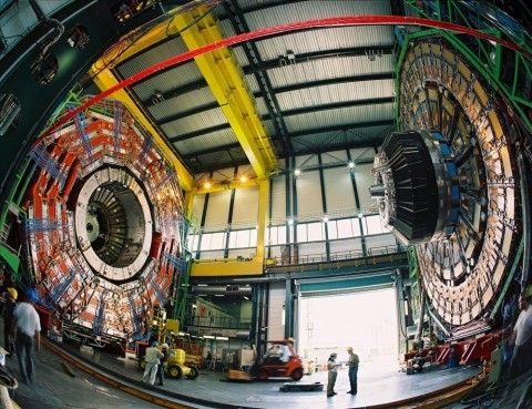 Das Experiment CMS kurz vor der Schlie�ung (Foto: CERN)