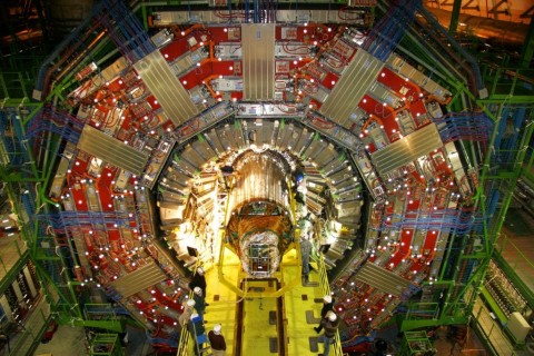 Das Experiment CMS im Bau (Foto: CERN)