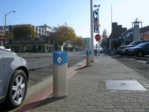 Ladestationen an Stra&szlig;en und auf Parkpl&auml;tzen liefern die Energie f&uuml;r Stadtfahrten (Foto: Better Place)