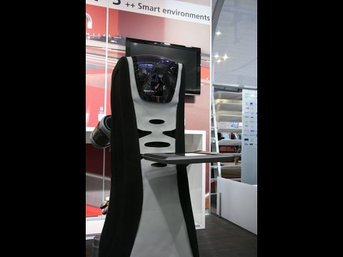 Wie ein klassischer englischer Butler tr&auml;gt der Roboter ein Tablett vor sich her (Foto: wp)