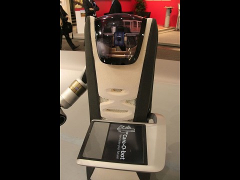 Das Tablett des Care-O-Bot hat einen Touchscreen, &uuml;ber den der Roboter bedient wird... (Foto: wp)