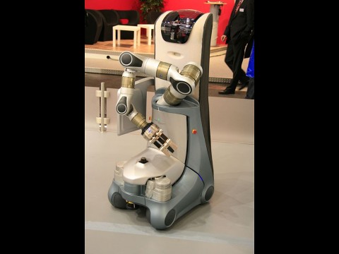 Die R&uuml;ckseite des Care-O-Bot mit Arm. Der kommt nur zum Einsatz, wenn kein Mensch in der N&auml;he ist (Foto: wp)