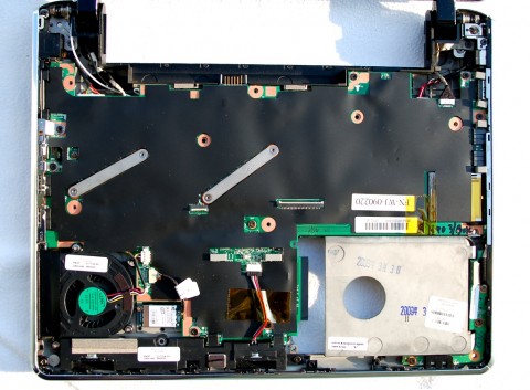 Mainboard, links oben Klammern f&uuml;r CPU und GPU