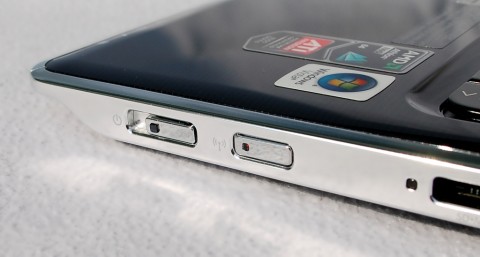 Links Einschalter, daneben WLAN-Taster