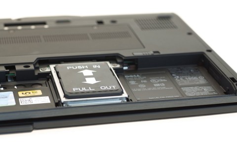 Die SSD sitzt im XT2 mittig. Rechts und links davon befindet sich der Akku.