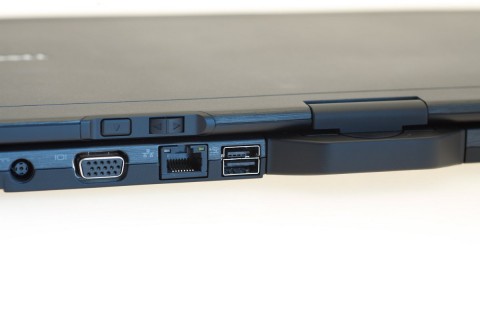 Links neben dem Gelenk: USB mit zus&auml;tzlichem Energie-Anschluss. Normale USB-Ger&auml;te passen auch.