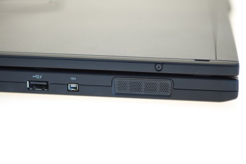 Linke Seite des Notebooks (von links nach rechts): USB, Firewire und der einzige Lautsprecher des Systems.