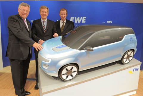 Das Elektroauto mit Wulff, EWE-Chef Werner Brinker (l) und Peter Harbig, Sprecher der Karmann-Gesch&auml;ftsf&uuml;hrung.