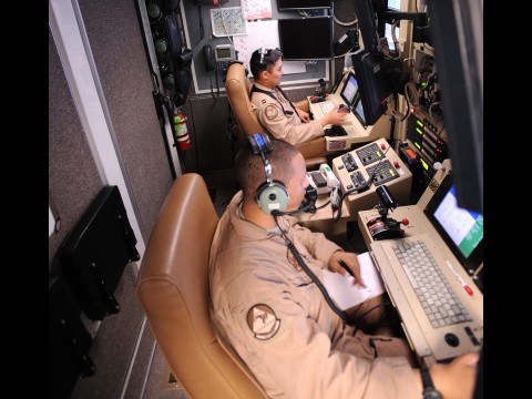 Zwei US-Soldaten bedienen eine Reaper-Drohne (Foto: DoD)