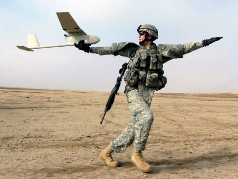 Ein US-Soldat im Irak startet eine Raven-Drohne (Foto: DoD)