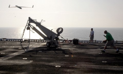 Eine ScanEagle-Drohne wird von einem Schiff aus gestartet (Foto: DoD)