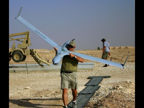 Nach einem Einsatz birgt ein Soldat eine ScanEagle (Foto: DoD)