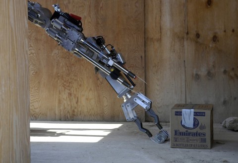 Ein Roboter demonstriert, wie er einen Sprengsatz entsch�rft (Foto: DoD)