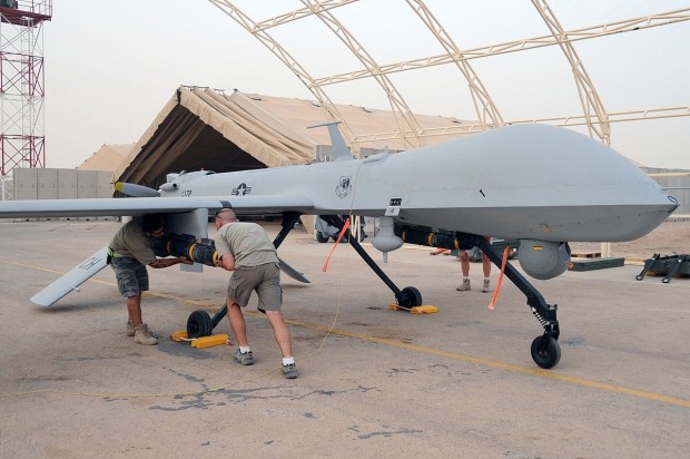 Die Drohne wird f&uuml;r den Kampfeinsatz mit einer Hellfire-Rakete bewaffnet (Foto: DoD)