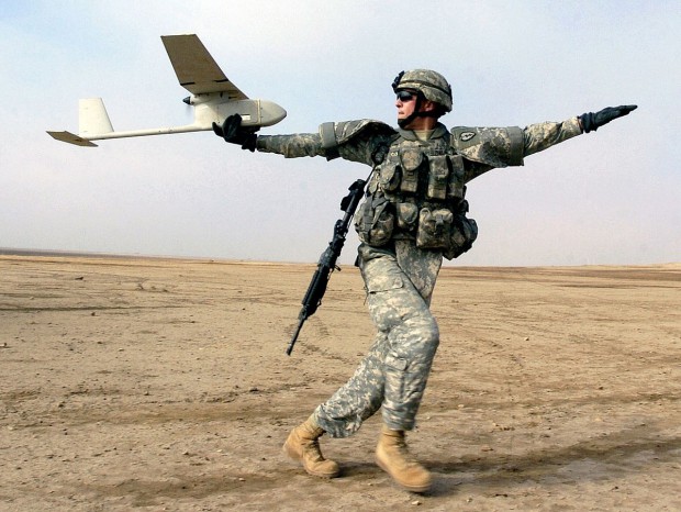Ein US-Soldat im Irak startet eine Raven-Drohne (Foto: DoD)