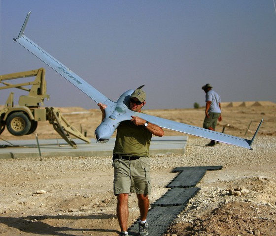 Nach einem Einsatz birgt ein Soldat eine ScanEagle (Foto: DoD)