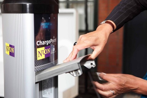 Der Fahrer identifiziert sich mit einer Smartcard an der Ladestation (Foto: 365 Energy)