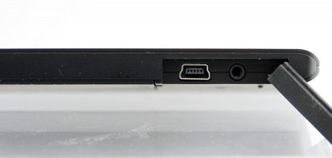Unten ist ein USB-Anschluss, &uuml;ber den die Dateien auf das Ger&auml;t &uuml;bertragen werden, und ein Kopfh&ouml;reranschluss, der allerdings eine 2,5-mm-Klinkenbuchse hat. (Foto: wp)
