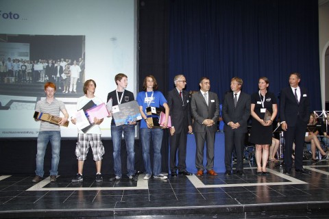 Die Sieger der Intel-Leibniz-Challenge 2009: Das Team 'no_name' vom Georg-B&uuml;chner-Gymnasium in Seelze-Letter sowie Vertreter der Wettbewerbsorganisation<br>