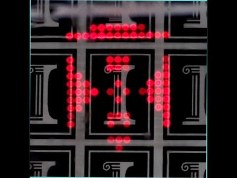 Transparentes Micro-LED-Display vor Logos der Universit&auml;t Illinois