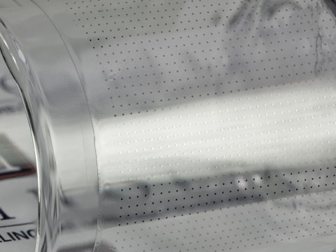 Gatter aus Micro-LEDs (schwarze Vierecke), gedruckt auf einen Plastikbogen