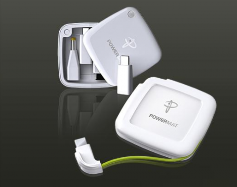 Der mitgelieferte Universaladapter