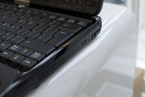 Ein optisches Laufwerk befindet sich rechts am Tablet-PC.
