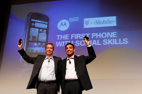 T-Mobiles Innovations-Chef Cole Brodman (links) und Sanjay Jha (rechts), Co-CEO von Motorola und Chef von Motorolas Mobiltelefonsparte