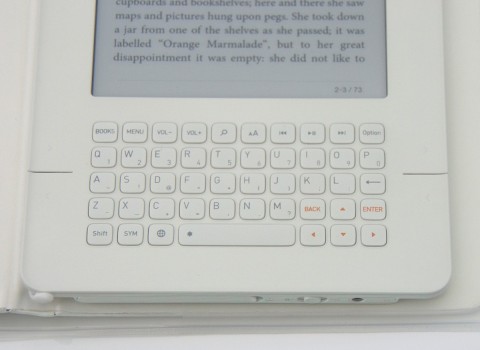 Wie Amazons Kindle 2 verf&uuml;gt das Ger&auml;t aus Korea &uuml;ber eine Tastatur. (Foto: wp)