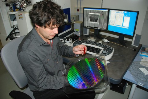 Das Endprodukt, der Wafer - im Hintergrund ein Schnitt in die Scheibe mittels Ionenstrahl