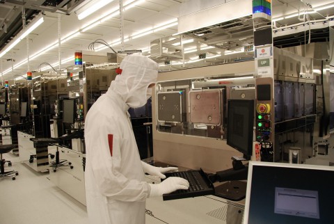 Arbeiter im Kupferbereich mit roter Markierung am Bunny Suit