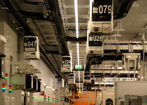 Das Transportsystem, in den Vehikeln mit Nummern stecken die Wafer