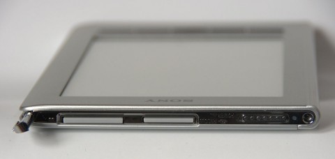 Speichererweiterung per SD-Karte oder Memorystick Duo; Rechts ist der Einschaltknopf. (Foto: wp)