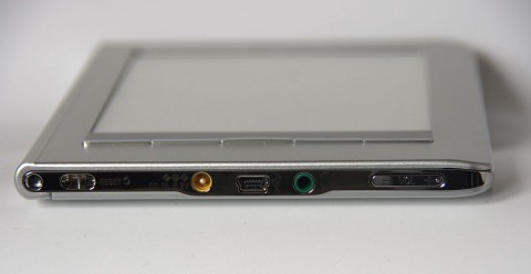 Anschl&uuml;sse f&uuml;r Ladeger&auml;t, USB-Kabel und Kopfh&ouml;rer sowie die Wippe zur Lautst&auml;rkeregelung (Foto: wp)