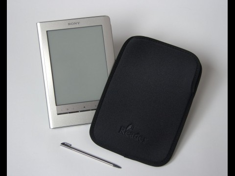 Der Sony Reader PRS-600 Touch Edition mit Stift und H&uuml;lle (Foto: wp)