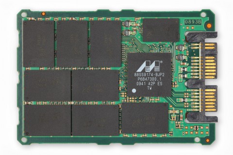 Micron RealSSD C300 (2,5 Zoll), rechts der Marvell-Controller