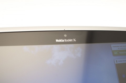 Oberhalb des Schriftzugs befindet sich die 1,3-Megapixel-Webcam.