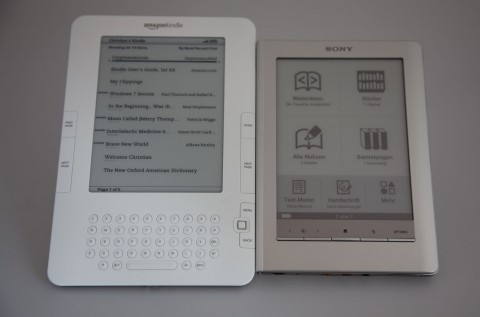 Links der Kindle ohne Touch-Bedienung, rechts der Sony Reader PRS-600 Touch Edition