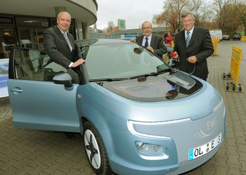 EWE-Chef Dr. Werner Brinker, Bremens Wirtschaftssenator Ralf Nagel und Niedersachsens Wirtschaftsminister J&ouml;rg Bode (von rechts) pr&auml;sentieren den E3. (Foto: EWE)