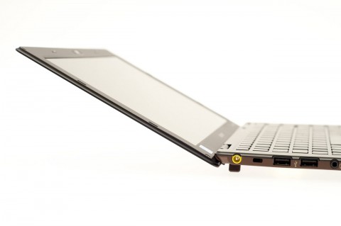 Um das Display nach hinten zu klappen, sollten die Standf&uuml;&szlig;e ausgeklappt werden, sonst steht das Netbook auf dem Displaydeckel.