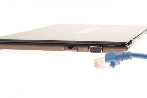 ... zu wenig, um das Netzwerkkabel in die Netzwerkbuchse zu stecken. Es passt nicht ins Vaio X, ...