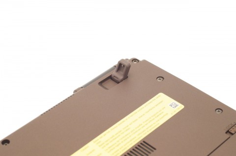 ... &uuml;bt Druck auf den USB-Anschluss aus. Nur mit den ausklappbaren Standf&uuml;&szlig;en wird das verhindert.