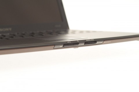 Memory Stick Duo und SD-Karte verschwinden v&ouml;llig im Netbook.