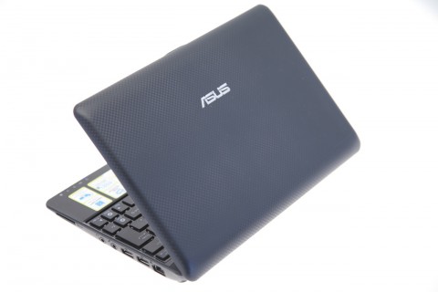 ... zum Gl&uuml;ck nur auf der Innenseite. Au&szlig;en ist das Netbook erfreulich resistent gegen Verschmutzungen.