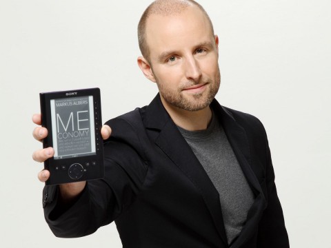 Vorinstalliert ist das ausschlie&szlig;lich digital  erh&auml;ltliche Buch Meconomy des Autors Markus Albers. (Foto: Sony)