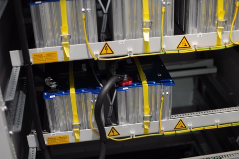 ... noch in einem herk&ouml;mmlichen AEG-Rack f&uuml;r batteriebetriebene USVs, wie an den S&auml;urewarnschildern zu sehen ist.