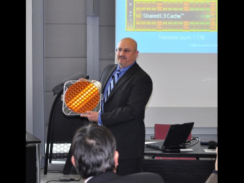 Steve Peterson mit Gulftown-Wafer